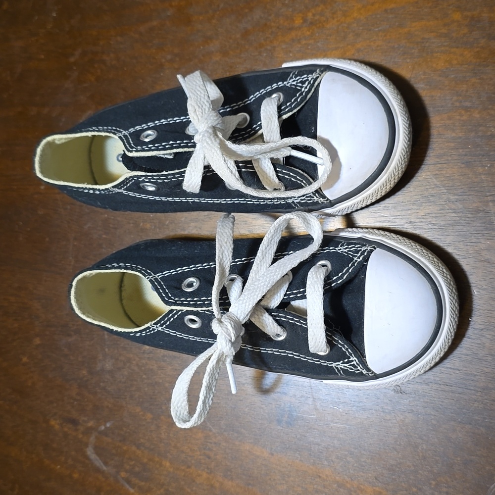 Converse Chucks Black & White Tennis Shoes‎ Size 9